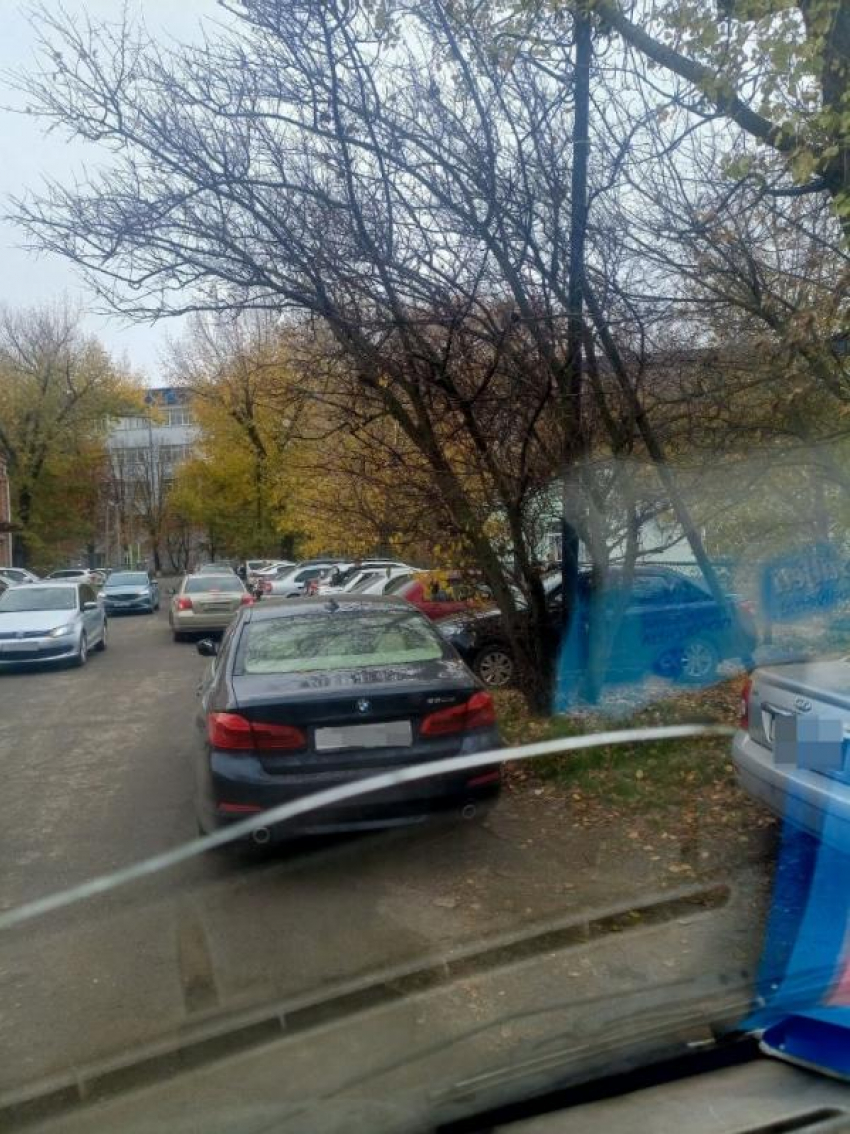 Не можем высадить детей у лицея: транспортный коллапс в тесном уголке Таганрога