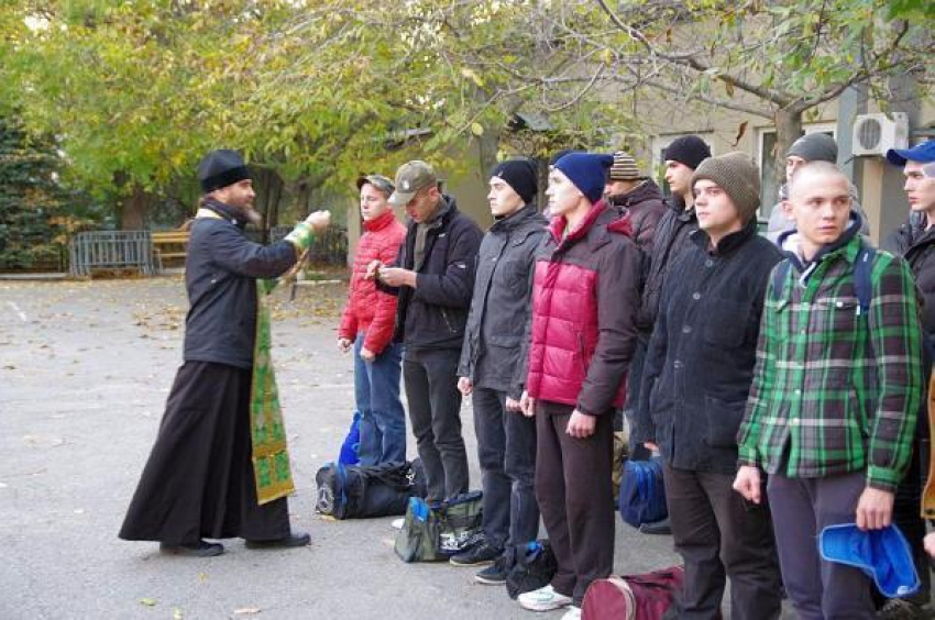 Таганрогских новобранцев напутствовал священнослужитель