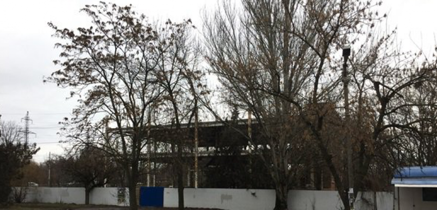В Таганроге в сквере рядом с бакинским мостом  пятый год «красуется» замороженная стройка