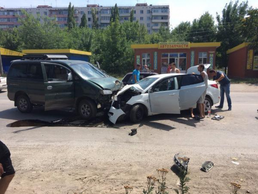 На Мариупольском шоссе лоб в лоб столкнулись две легковушки