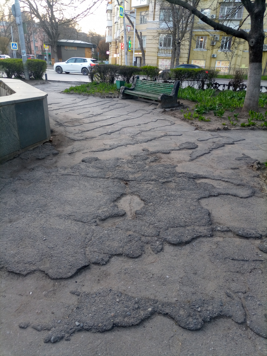 После публикации «Блокнота» администрация пояснила, что происходит в сквере у СКЦ «Приморский"