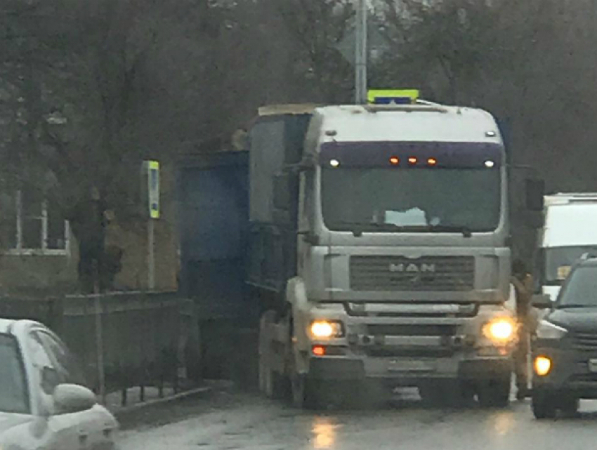 В Таганроге грузовик с прицепом  не вписался в поворот, снес светофор и ограждения