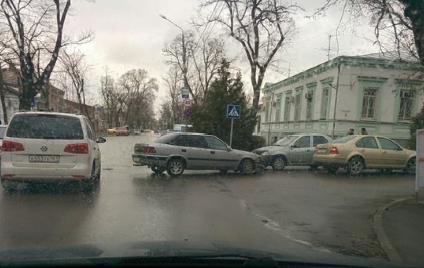 В Таганроге на улице Чехова произошло тройное ДТП