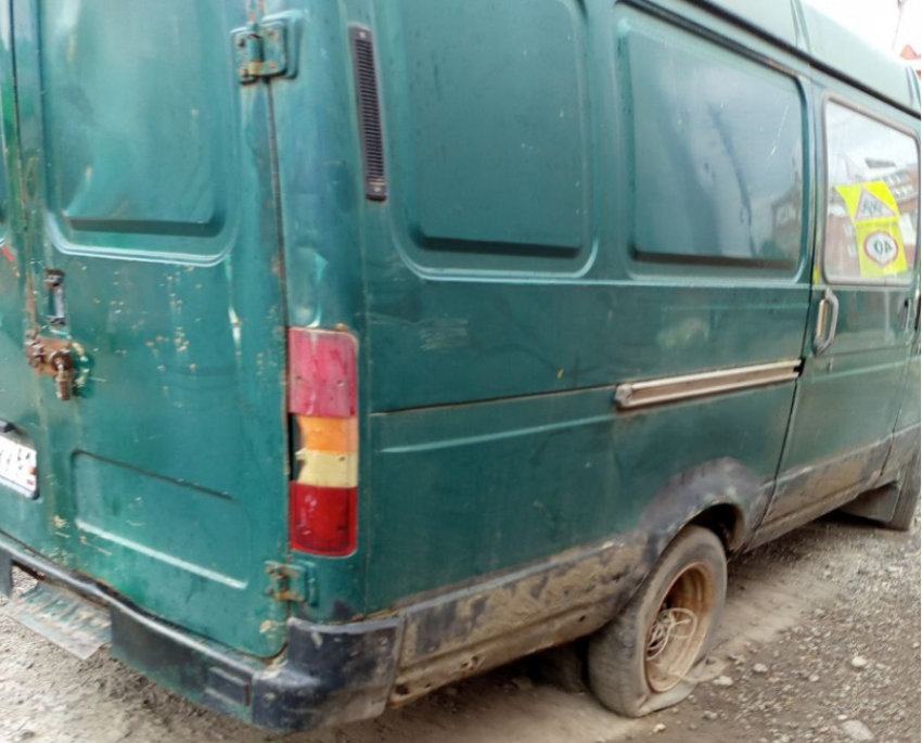 "А воз и ныне там": автохлам в качестве склада уродует Таганрог