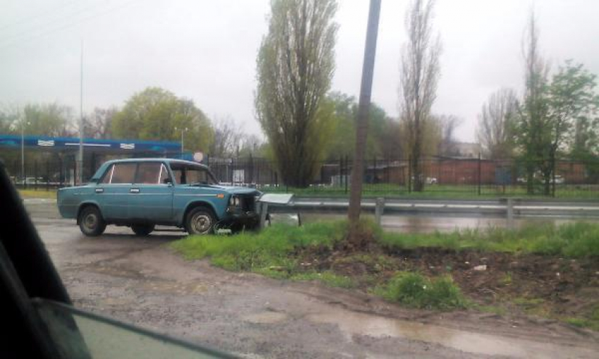 В Таганроге автомобиль на «автопилоте» привез пьяных пассажиров в отбойник