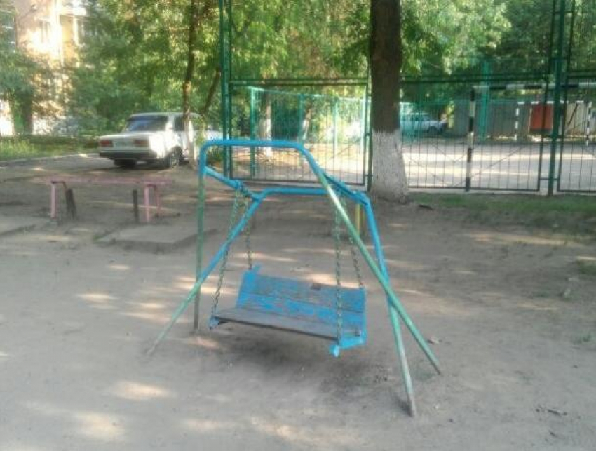 Детям из нескольких дворов приходится играть на аварийной игровой площадке в Таганроге