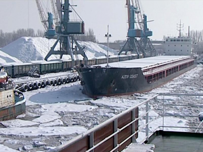 Ледоколы помогли провести 34 судна в порт Таганрога 
