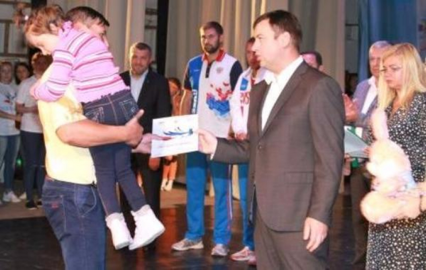 Андрей Лисицкий вручил денежные сертификаты тяжелобольным детям