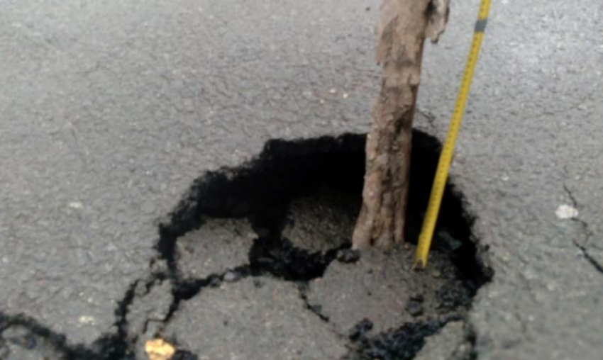 В яму более полуметра провалился автомобиль таганрожца