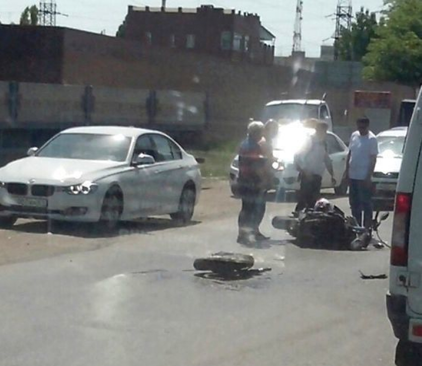 В Таганроге на Мариупольском Шоссе автомобиль такси сбил мотоцикл