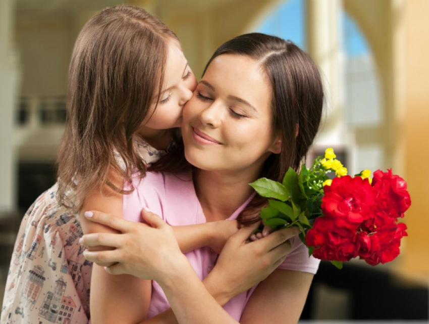 День матери  отмечается сегодня в России, таганрожцы поздравляют своих мам