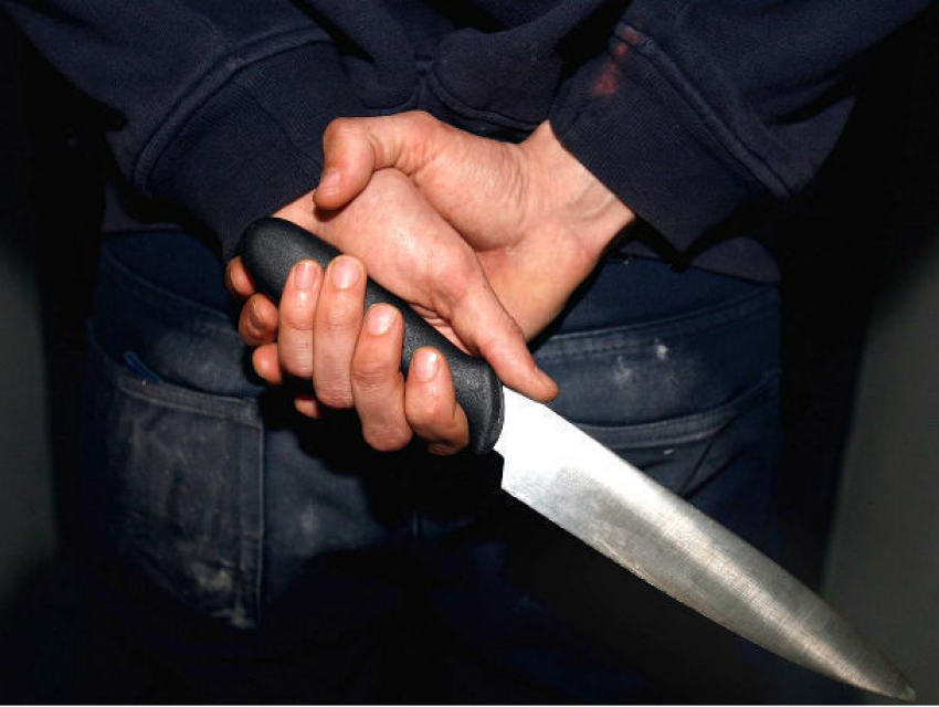 Мужчина зверски зарезал одинокую женщину во время застолья в Ростовской области