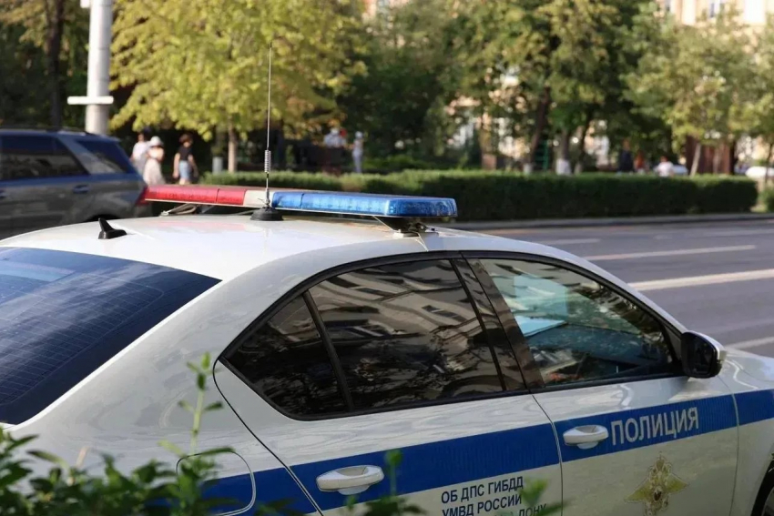 Двое пострадали: торопыга на КАМАЗе выбросил легковушку на встречку под Таганрогом