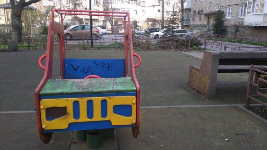 Новые детские площадки в Таганроге: восемь островков счастья на фоне всеобщего запустения
