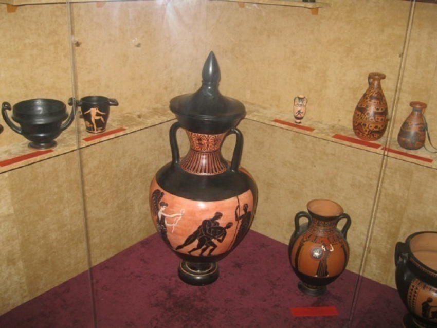 Новая выставка в историко-краеведческом музее рассказывает таганрожцам о загадках древнегреческой керамики