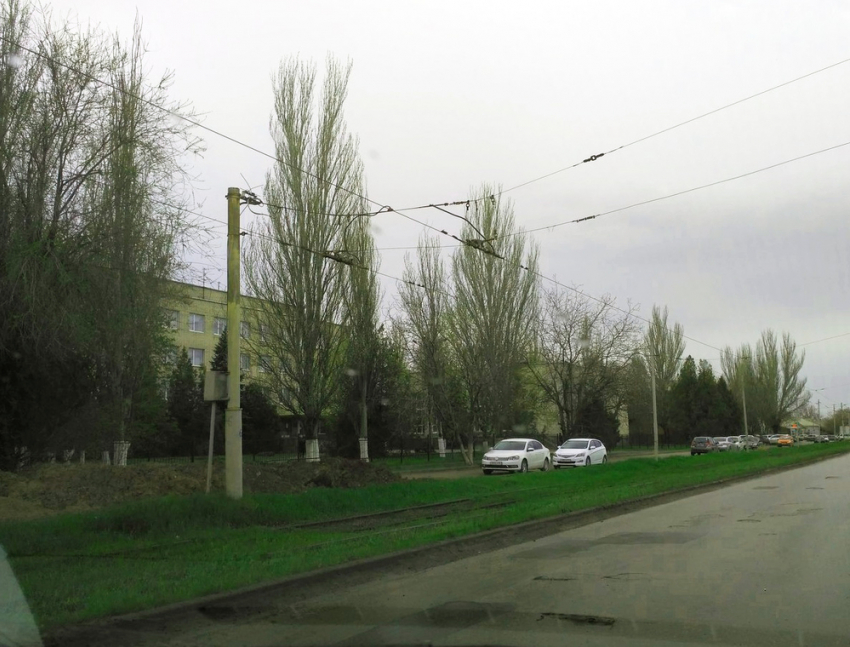 Куча земли перекрыла проезд возле таганрогского медучилища