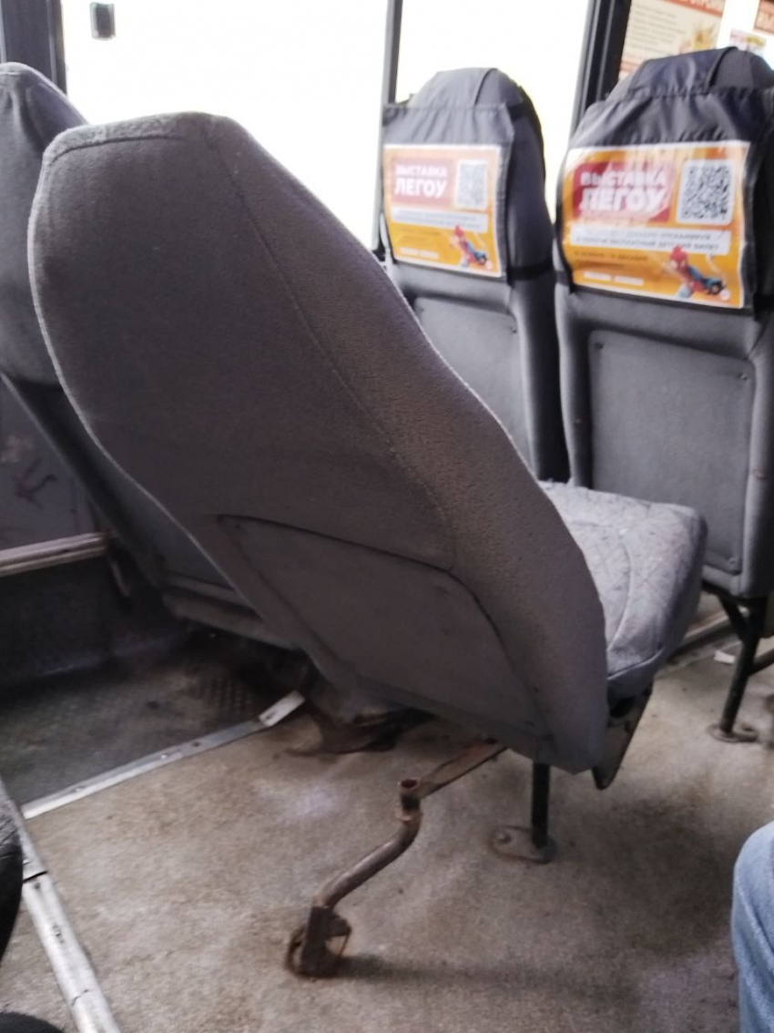 Жители Таганрога вновь жалуются на аварийный автобус: «Это уже становится нормой!"