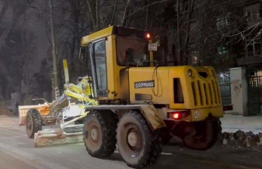 Коммунальные службы Таганрога в круглосуточном режиме чистят снег