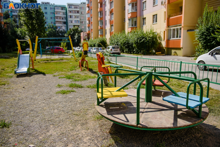 В Таганроге на детской площадке задержали дебоширов 