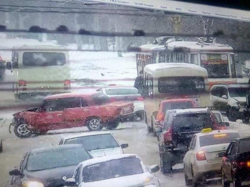 В Таганроге попавших в ДТП водителей спасла кнопка ГЛОНАСС