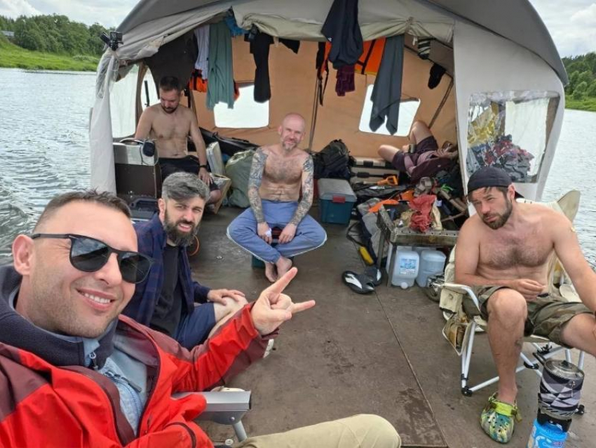 На маленьком плоту: таганрожец Рома Зверь поделился уютными кадрами отдыха на Волге
