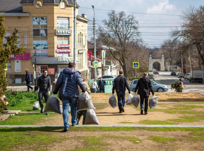 В Таганроге продолжается уборка общественных территорий 