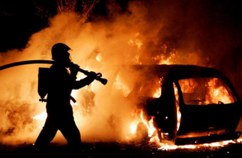 На выходных в Таганроге сгорел автомобиль «Деу Эсперо»