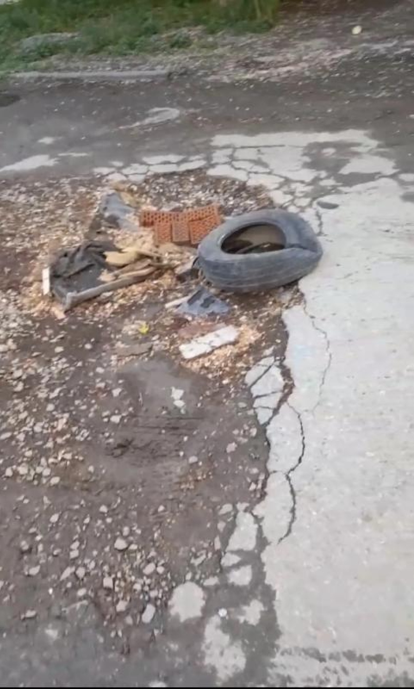 "Как тут колясочникам ездить": убитая дорога на Театральной возмутила таганрожцев