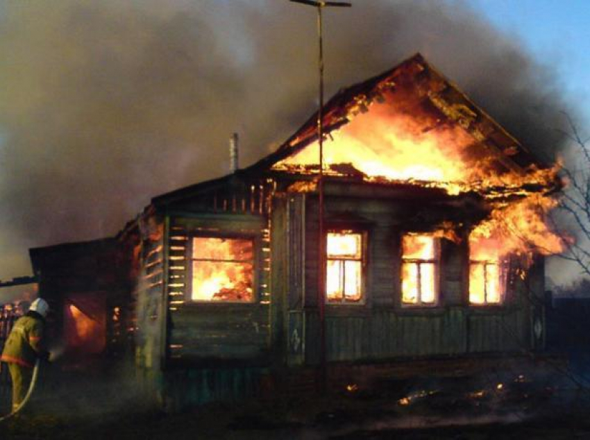 Два частных дома пострадали в крупных пожарах под Таганрогом