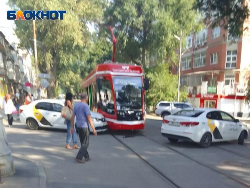 И снова здравствуйте: в Таганроге столкнулись такси и новый трамвай 