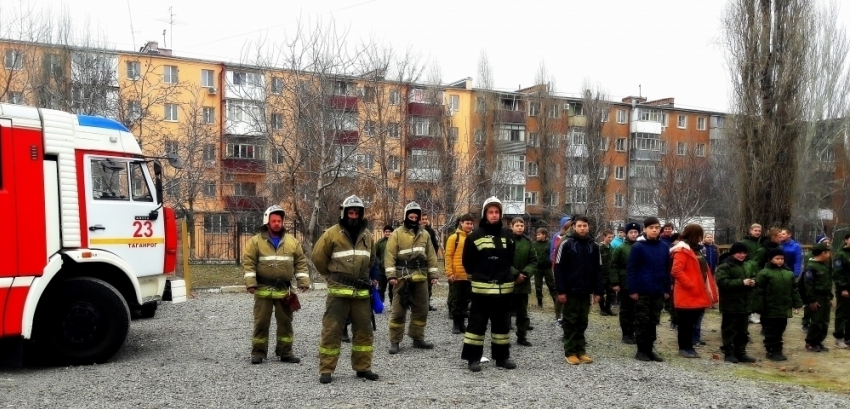 Пожарные проводят уроки безопасности в школах Ростовской области