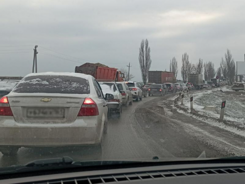«Стоп-контроль» на въездах в Таганрог вызвал утром многокилометровые пробки