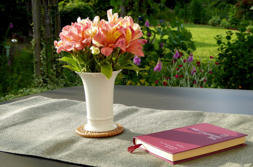 С Днем учителя поздравляем тех, кто нас выводит в люди, кто нас выводит в мастера!