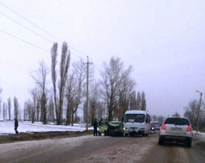 В Таганроге девушка на иномарке врезалась в маршрутку