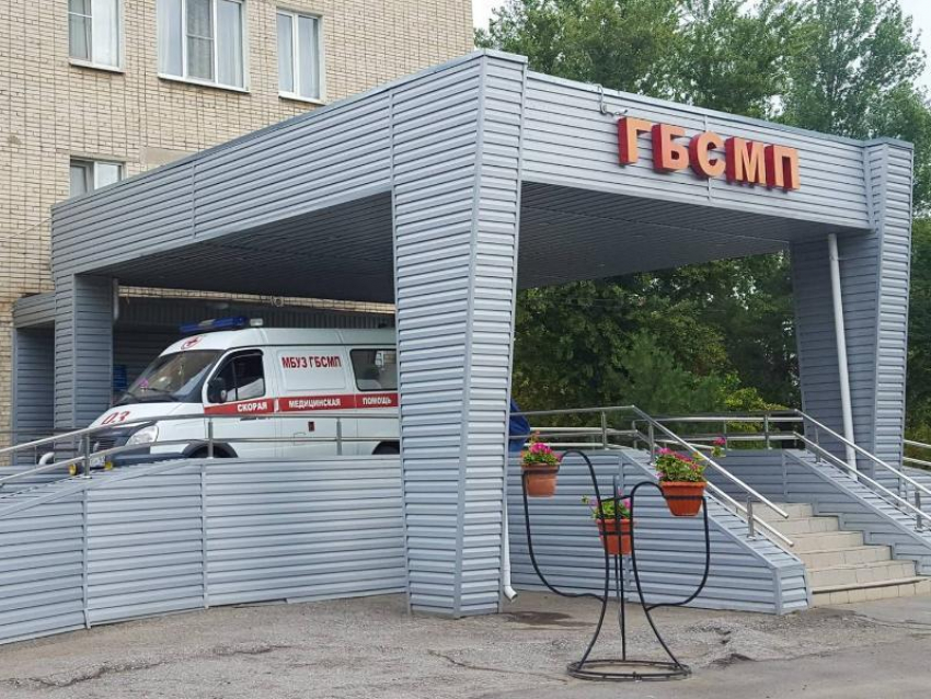 Помощь медиков пришла: тучного  Алексея Бокарева доставили в БСМП Таганрога