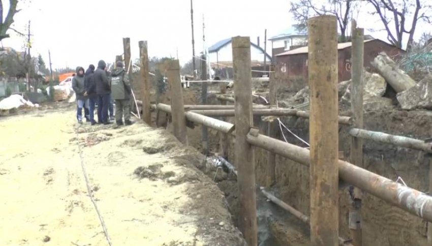 Как ведутся работы по замене аварийного канализационного коллектора в Таганроге