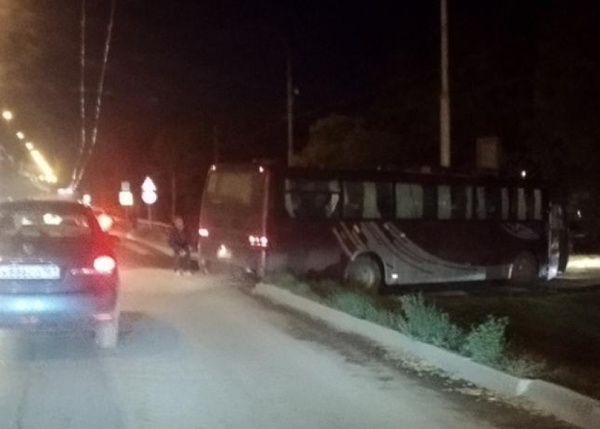 В Таганроге на аварийно-опасном съезде застрял автобус