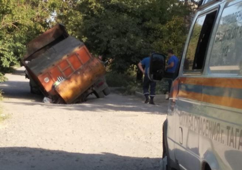 В Таганроге из-за коллектора под землю провалился мусоровоз