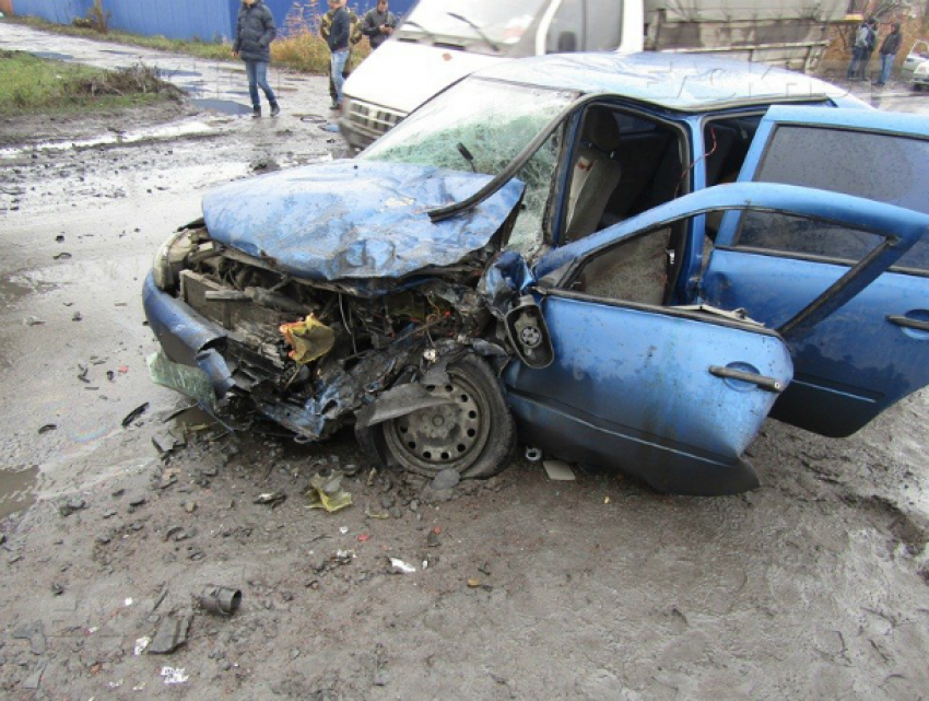 Выскочивший на встречку водитель такси погиб в лобовом ДТП с самосвалом в Таганроге