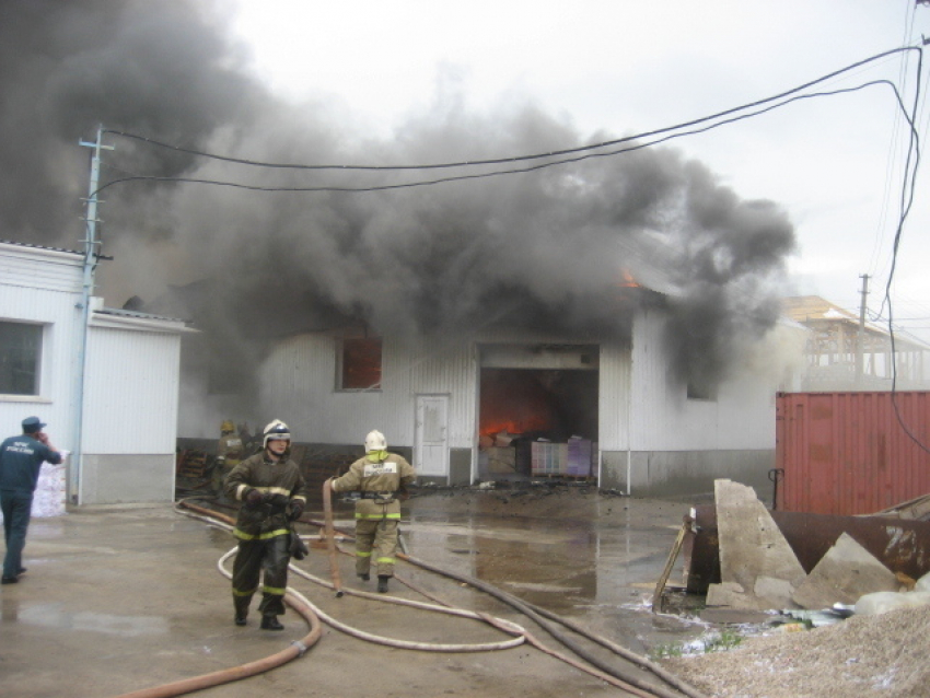 Под Таганрогом горело одноэтажное здание на площади 300 кв.м., спасен один человек