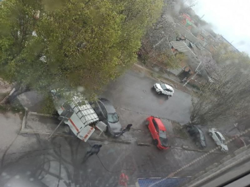 Таганрожцы поразились тому, что в городе моют улицы в дождь