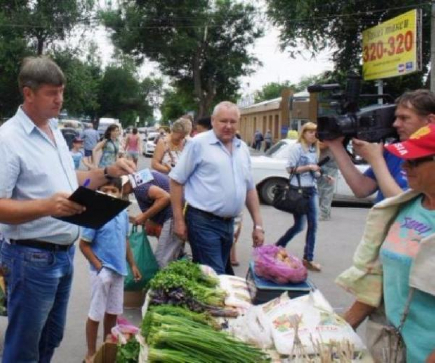 В Таганроге бабушек-зеленушек загоняют на территорию рынков
