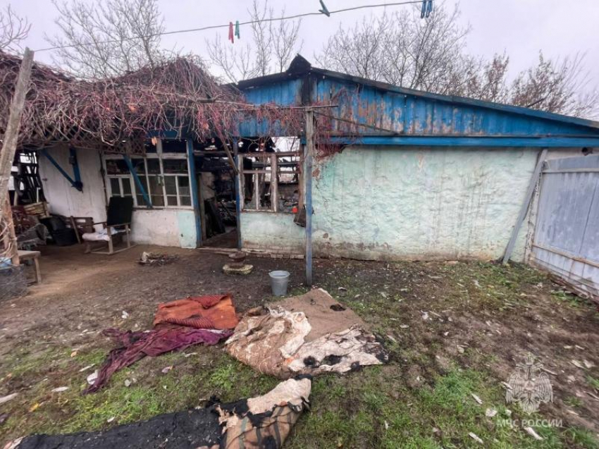 Под Таганрогом мужчина получил травму позвоночника, пытаясь помочь соседям