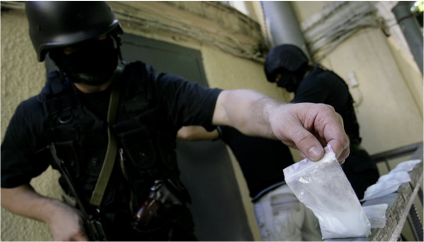 В Таганроге полицейские пресекли незаконный сбыт наркотиков