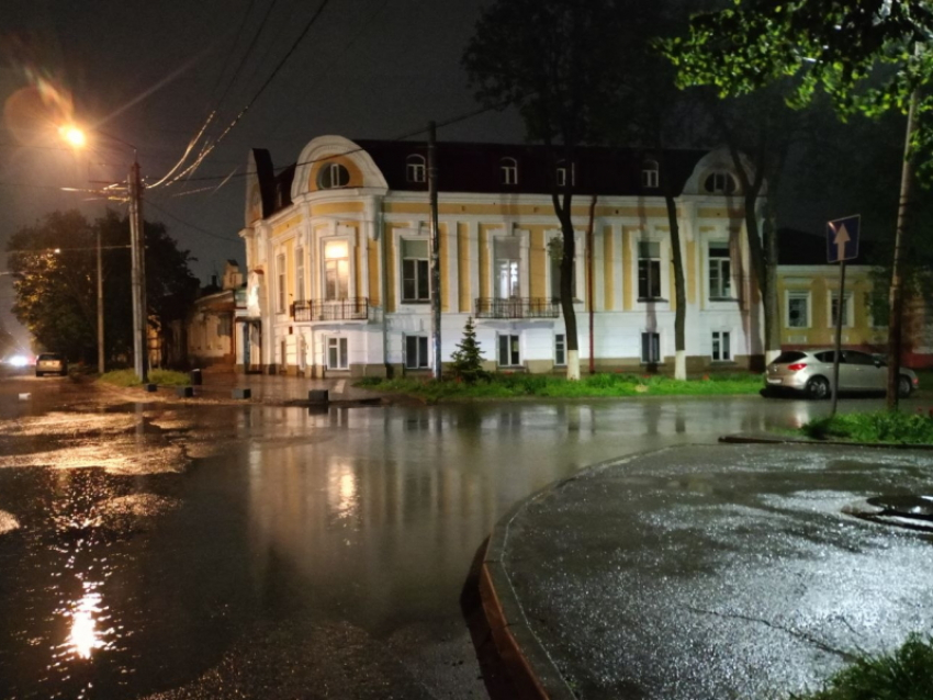 «Море-разливанное»: таганрожцы пожаловались на огромные лужи в историческом центре города