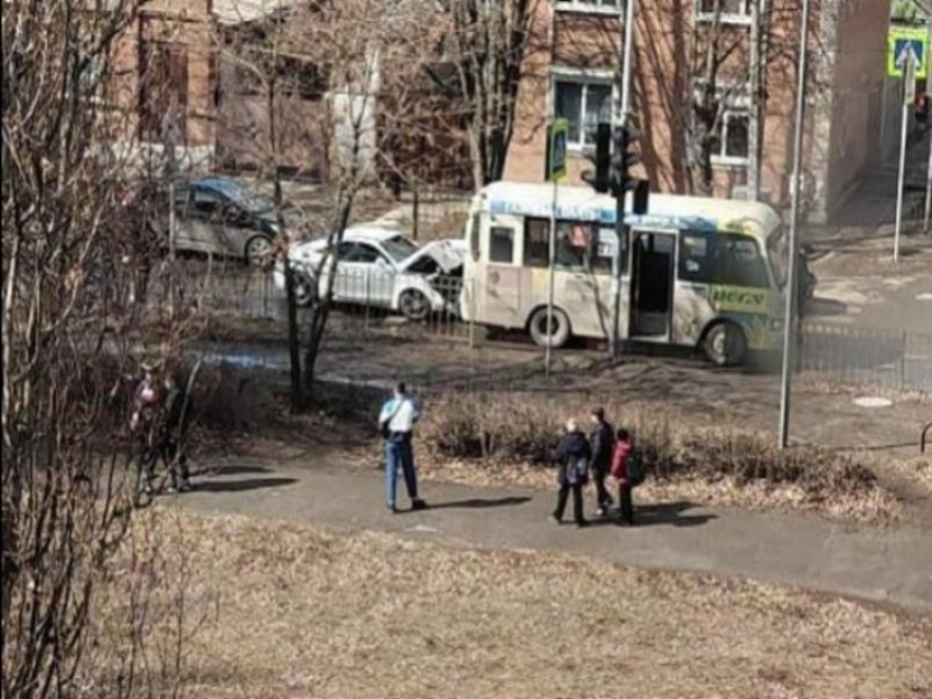 Легковушка и маршрутка стали участниками аварии в Таганроге
