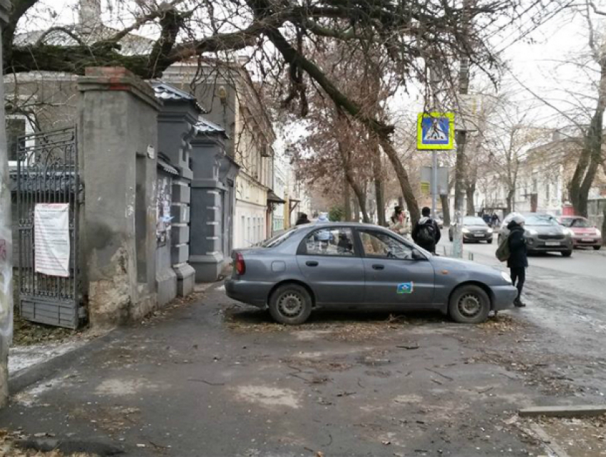 «Корыто», стоящее на тротуаре по Греческой, перекрыло проход пешеходам Таганрога