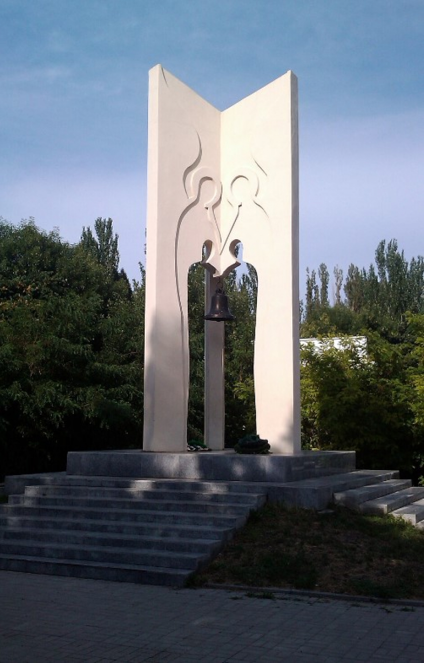 Память в мусоре: у мемориала чернобыльцам в Таганроге неделю не убирают