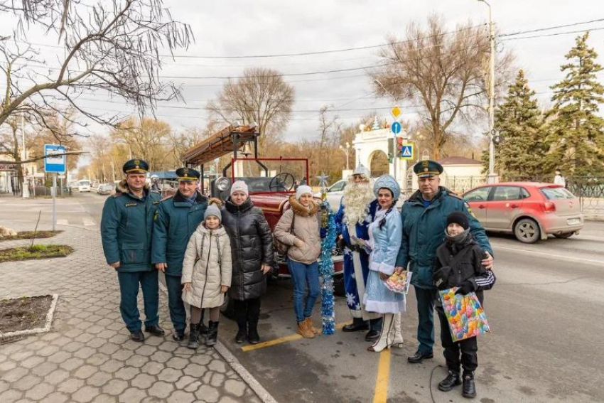 Пожарные поздравили жителей Таганрога с Новым годом