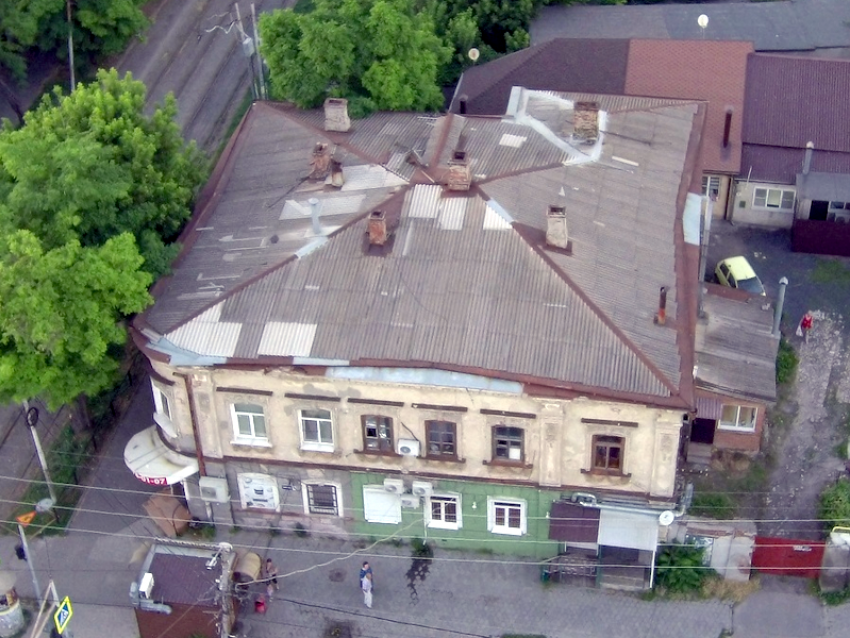 Сразу несколько зданий в историческом центре Таганрога угрожают прохожим 